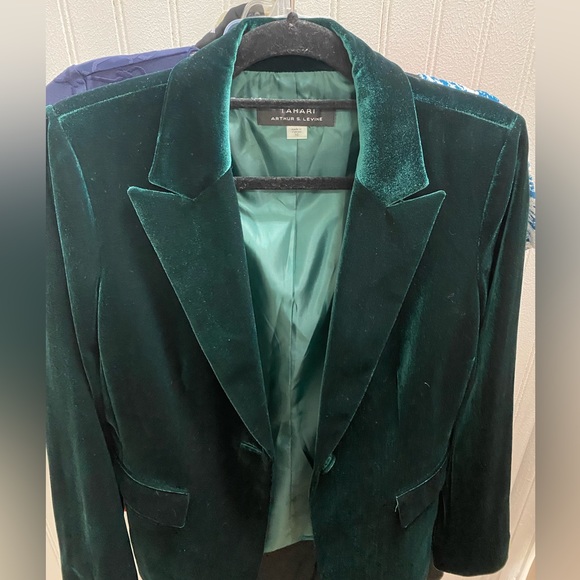 Tahari emerald green velvet blazer with button detail. Size 10 - Picture 2 of 5